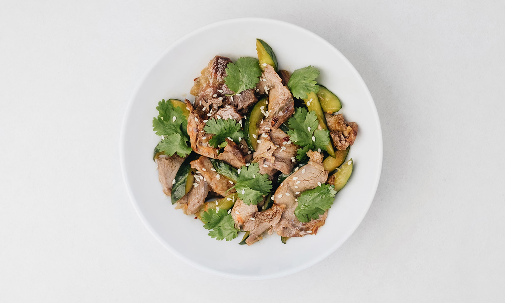 Салат із томленої яловичини та битих огірків